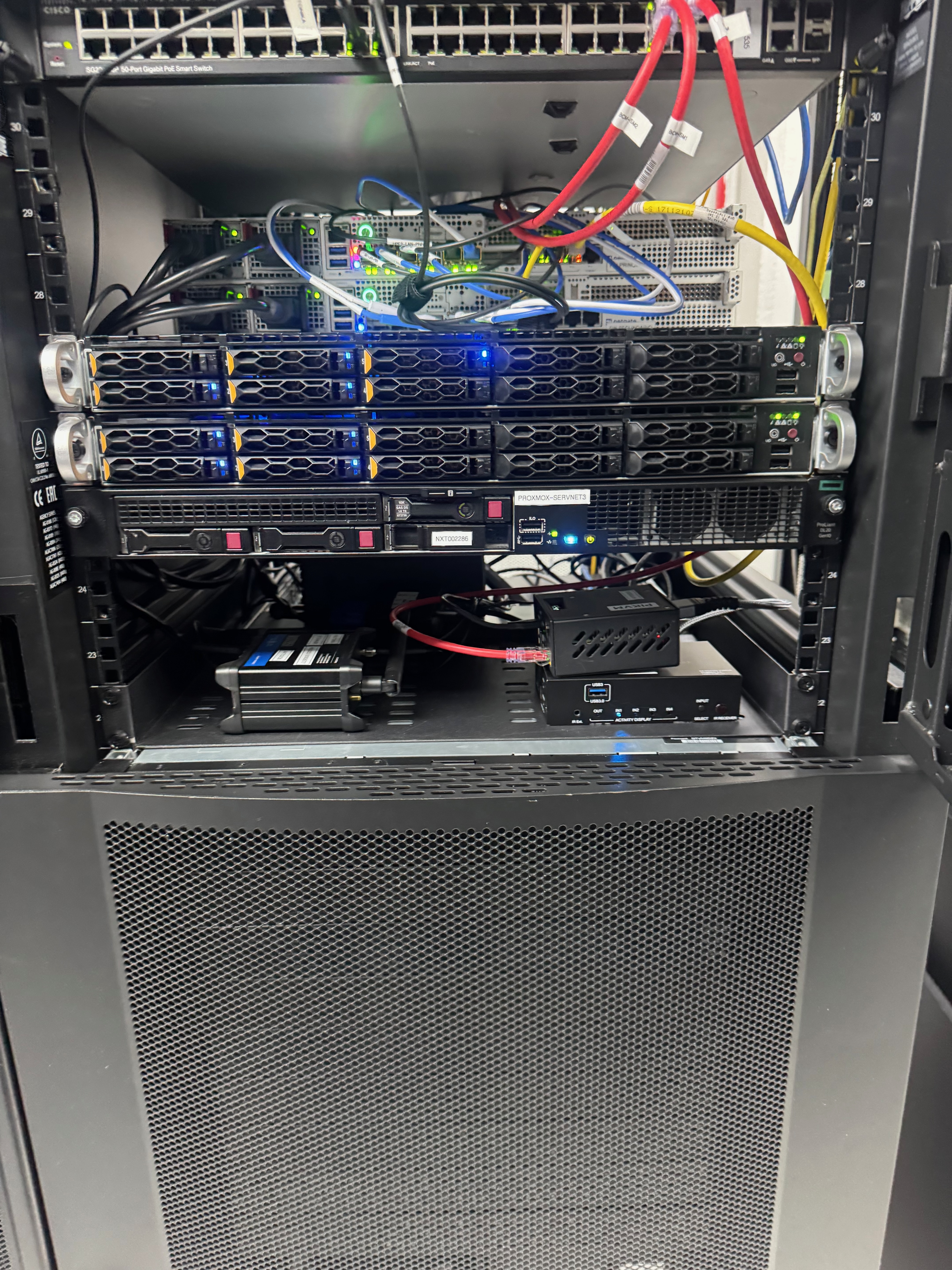 Rack con servidores Proxmox, switches Cisco y cableado estructurado instalado por Ascatarsis