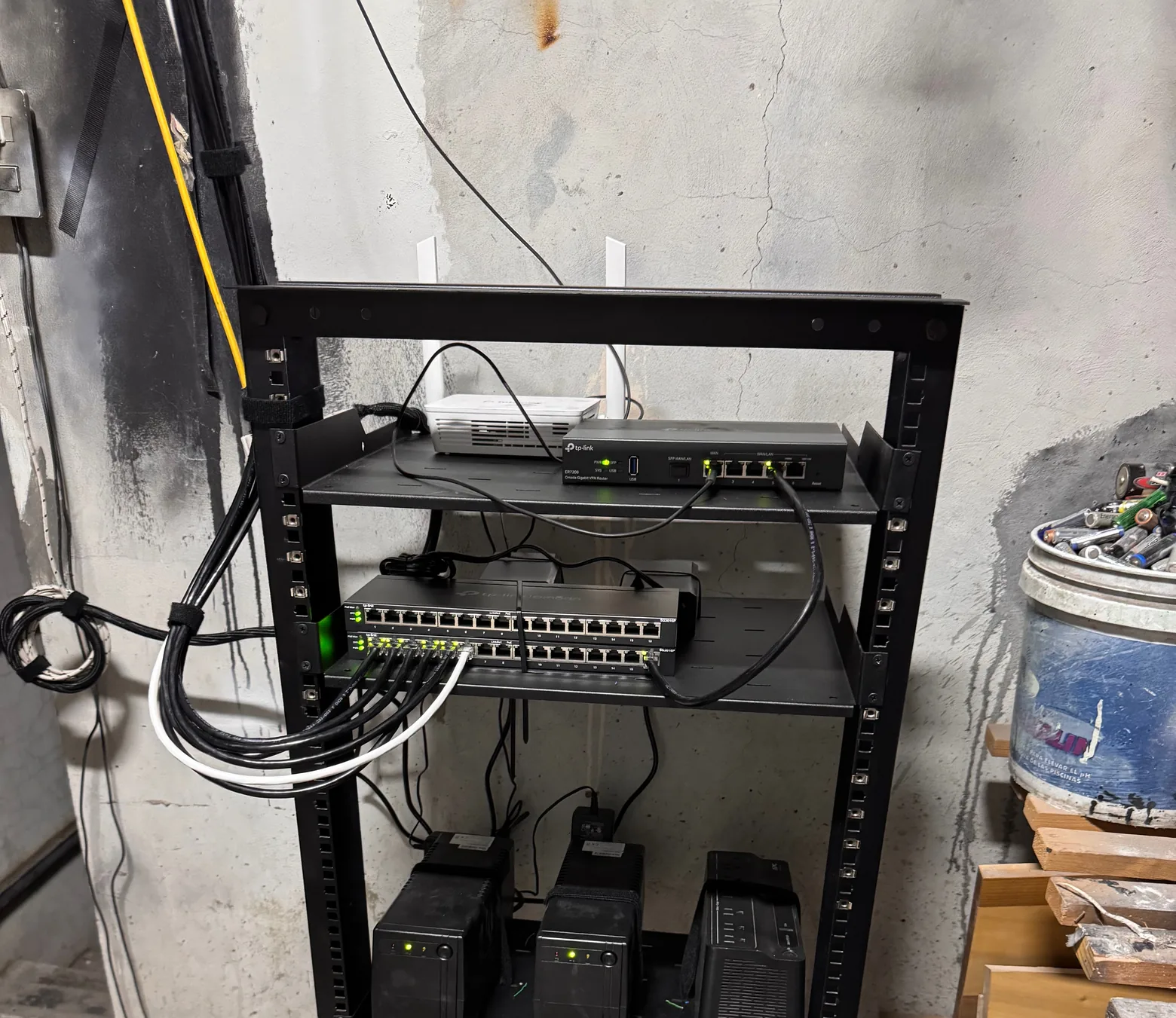 Rack de red instalado por Ascatarsis: router, switch, patch panel y servidores montados en gabinete